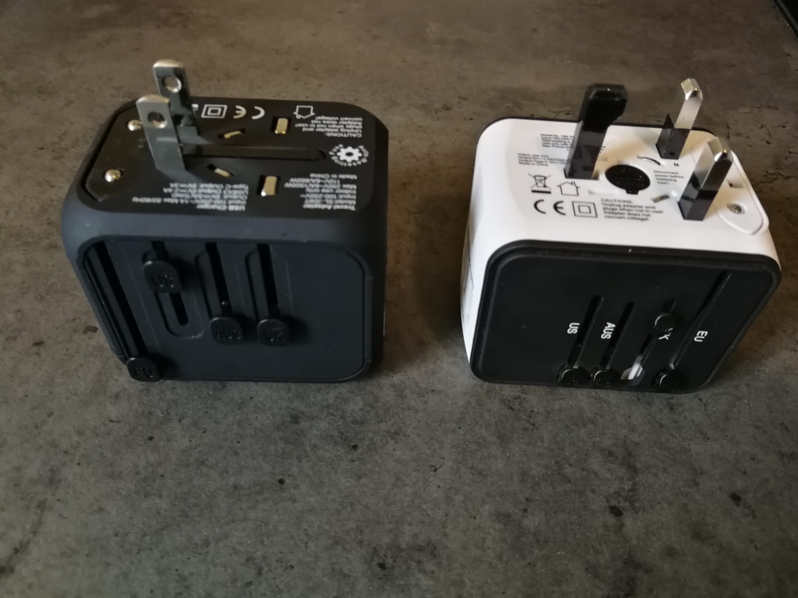 POWER CUBE cestovní adaptér na 220 s USB, půjčení na 2 týdny