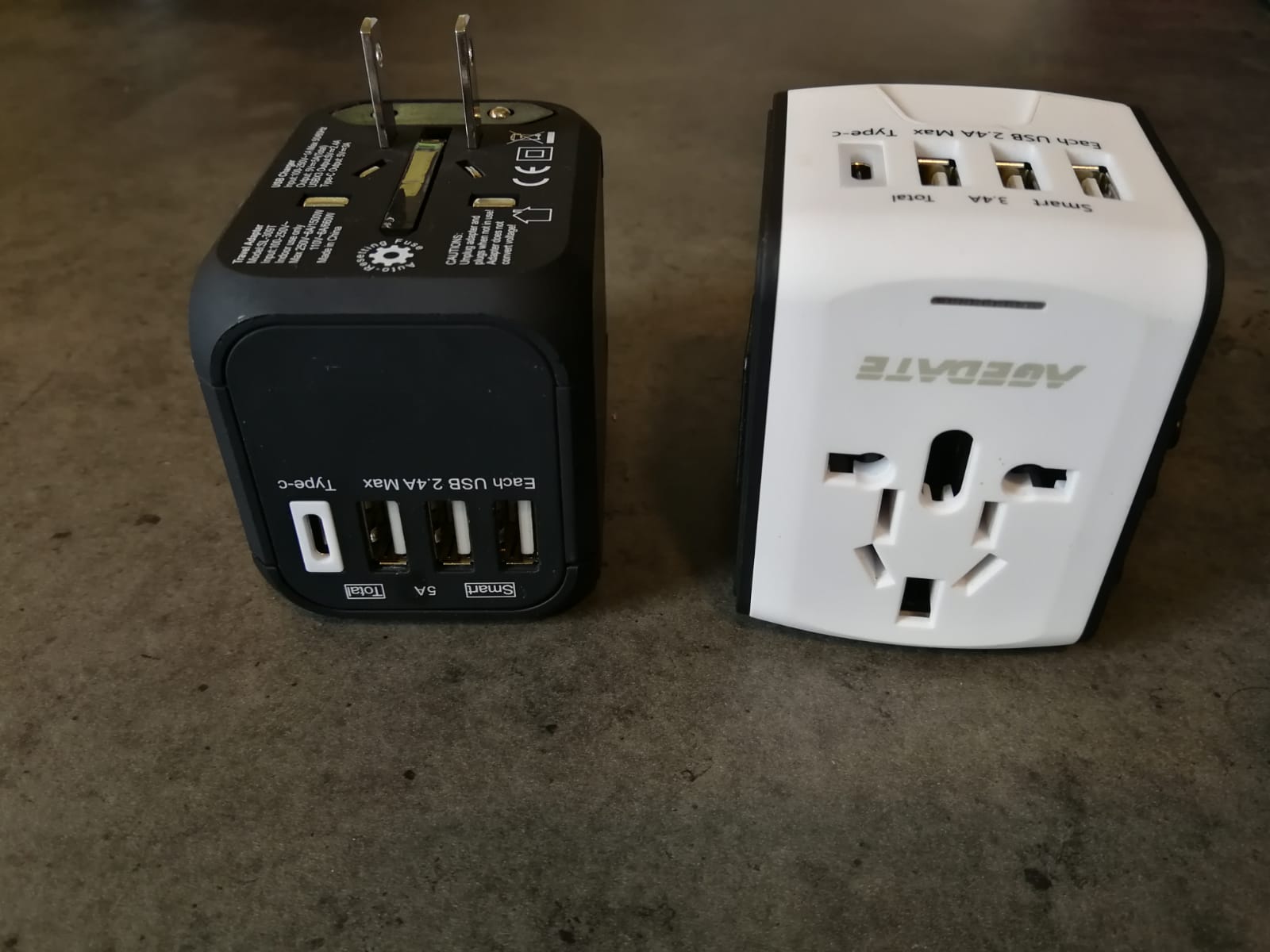 POWER CUBE cestovní adaptér na 220 s USB, půjčení na 2 týdny