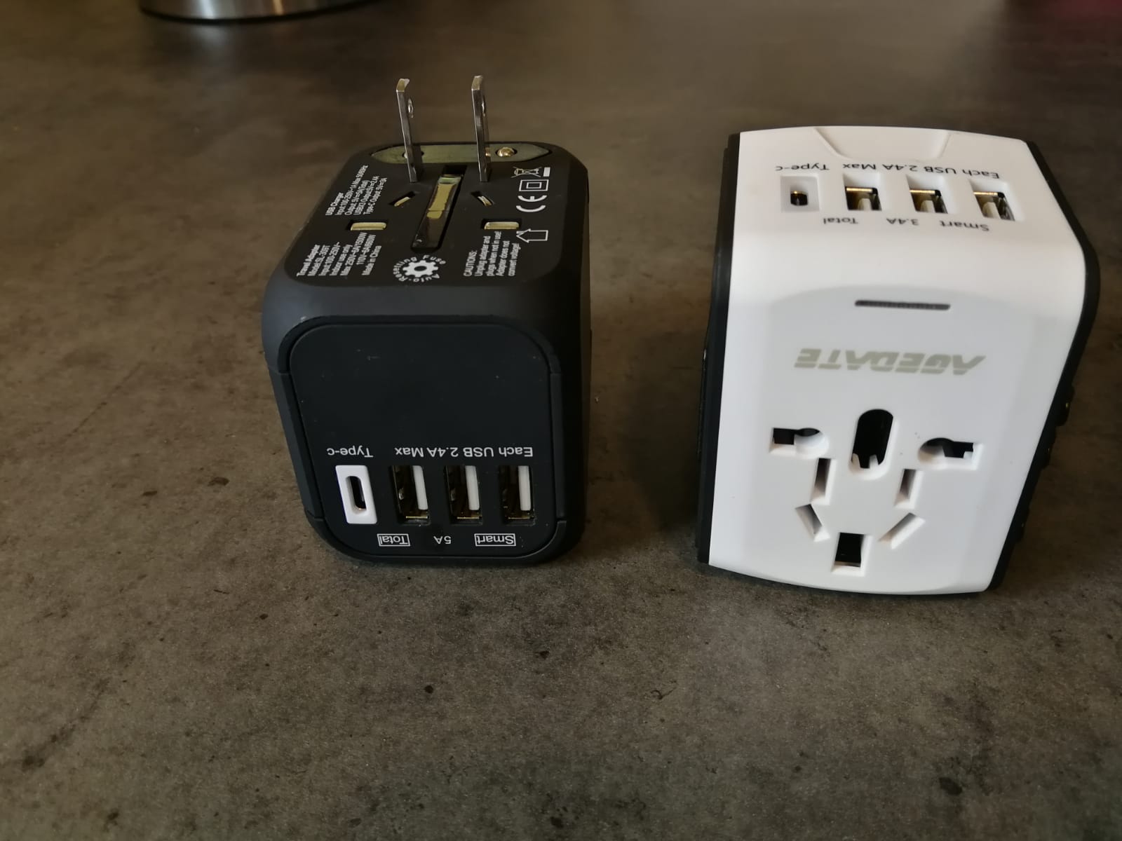 POWER CUBE cestovní adaptér na 220 s USB, půjčení na 2 týdny