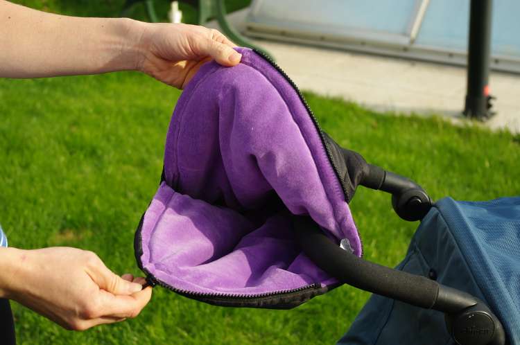 KAARSGAREN Rukávník na kočárek černo světle fialový
